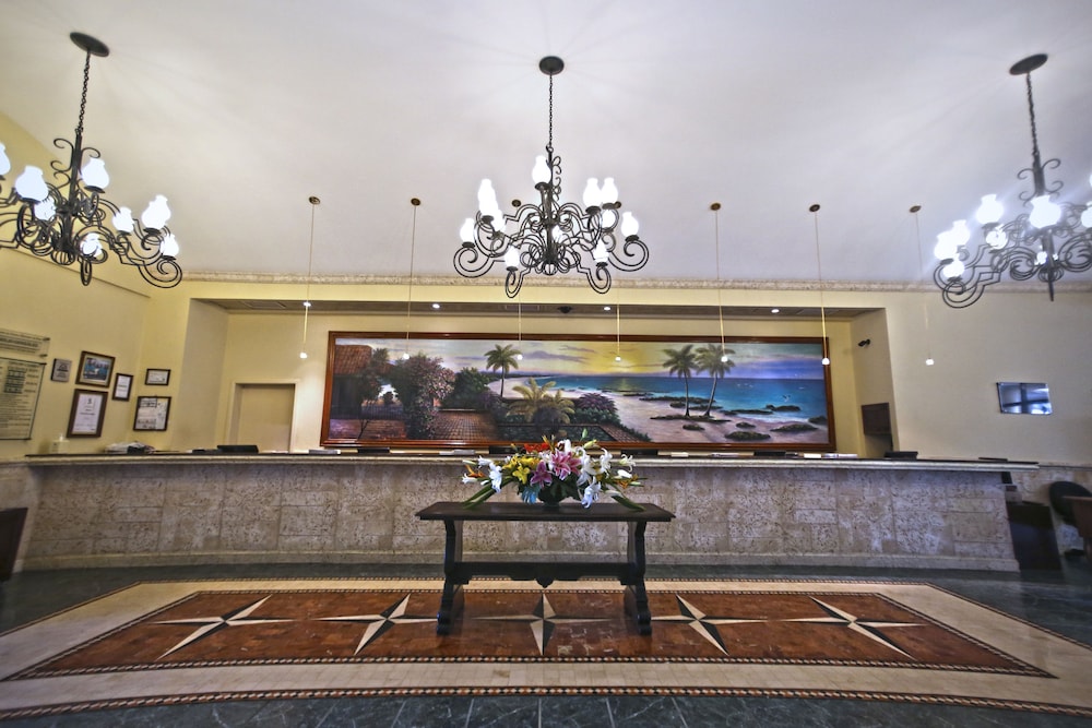 Holiday Inn Club Vacations The Royal Sands by IHG - All inclusive — Hotel building in Cancun, Quintana Roo