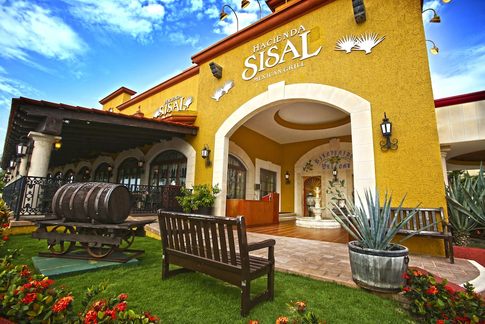 Holiday Inn Club Vacations The Royal Sands by IHG - All inclusive — Restaurant & bars in Cancun, Quintana Roo