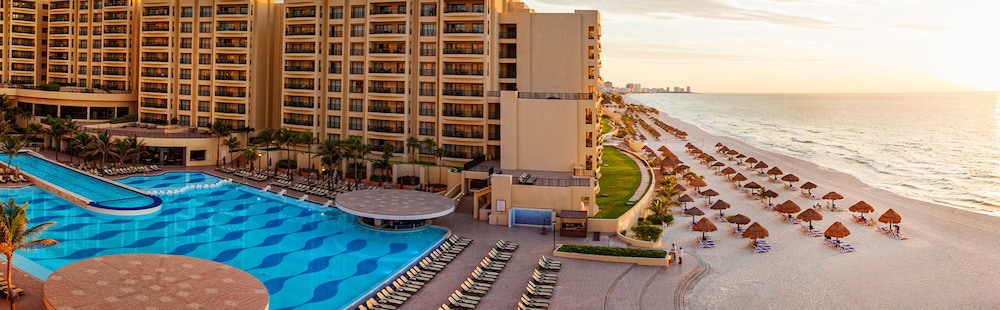 Holiday Inn Club Vacations The Royal Sands by IHG - All inclusive — Hotel building in Cancun, Quintana Roo