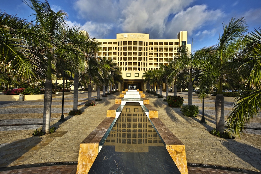 Holiday Inn Club Vacations The Royal Sands by IHG - All inclusive — Hotel building in Cancun, Quintana Roo