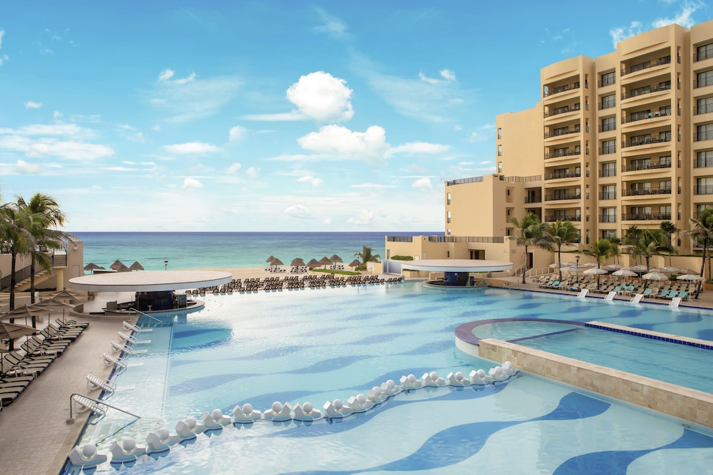 Holiday Inn Club Vacations The Royal Sands by IHG - All inclusive — Swimming pool in Cancun, Quintana Roo