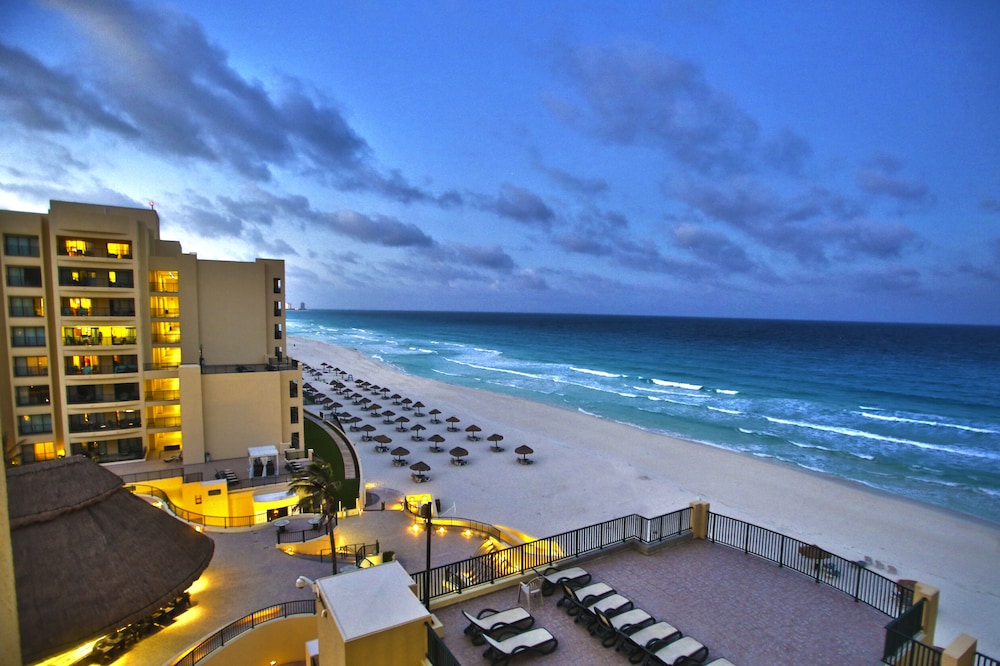 Holiday Inn Club Vacations The Royal Sands by IHG - All inclusive — Beach in Cancun, Quintana Roo