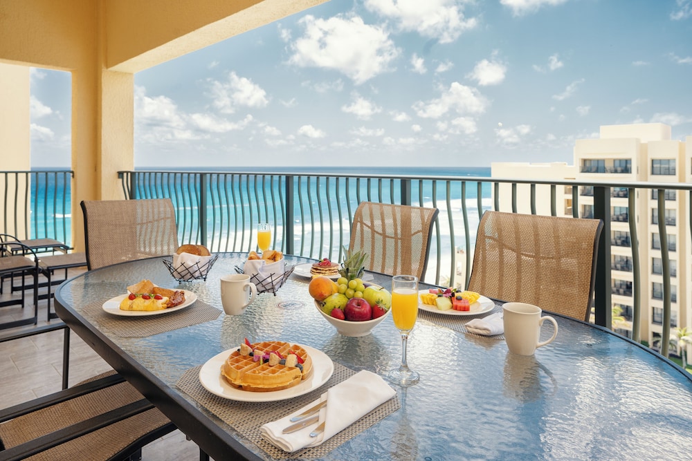 Holiday Inn Club Vacations The Royal Sands by IHG - All inclusive — Restaurant & bars in Cancun, Quintana Roo