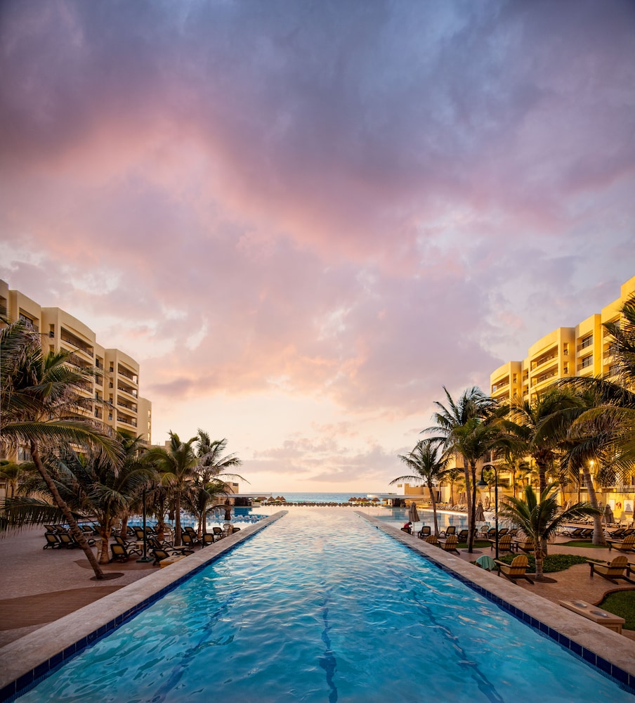 Holiday Inn Club Vacations The Royal Sands by IHG - All inclusive — Swimming pool in Cancun, Quintana Roo