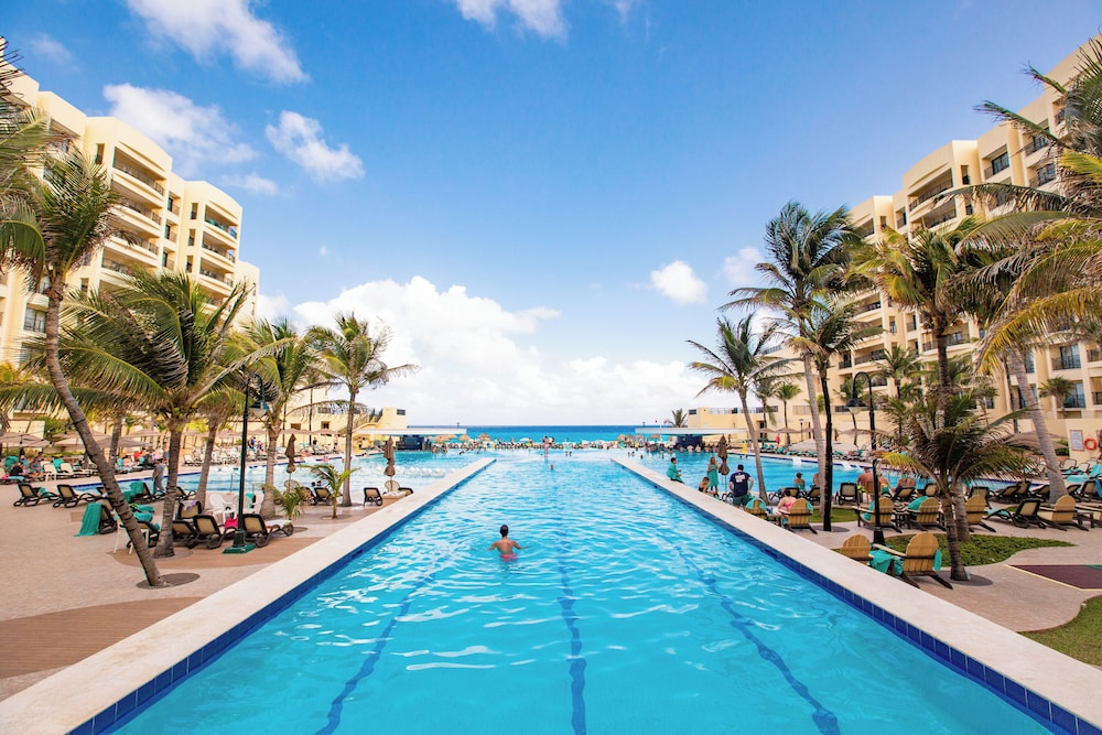 Holiday Inn Club Vacations The Royal Sands by IHG - All inclusive — Swimming pool in Cancun, Quintana Roo
