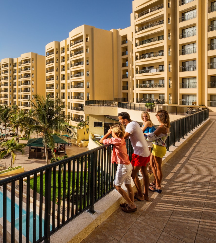 Holiday Inn Club Vacations The Royal Sands by IHG - All inclusive — Hotel building in Cancun, Quintana Roo