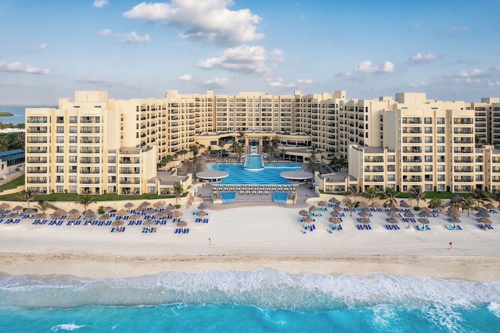 Holiday Inn Club Vacations The Royal Sands by IHG - All inclusive — Hotel building in Cancun, Quintana Roo