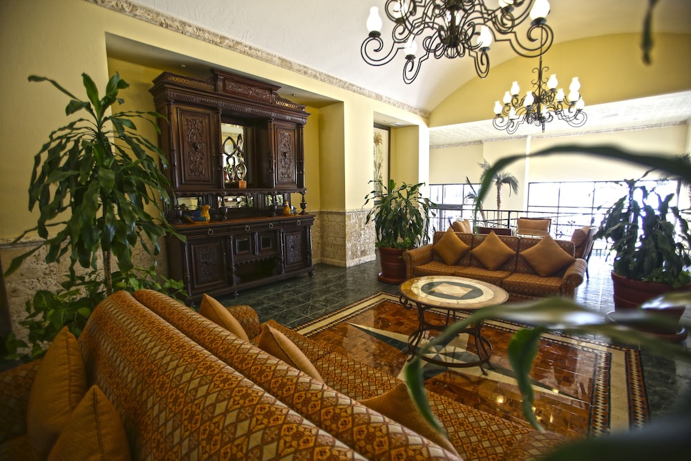 Holiday Inn Club Vacations The Royal Sands by IHG - All inclusive — Hotel building in Cancun, Quintana Roo