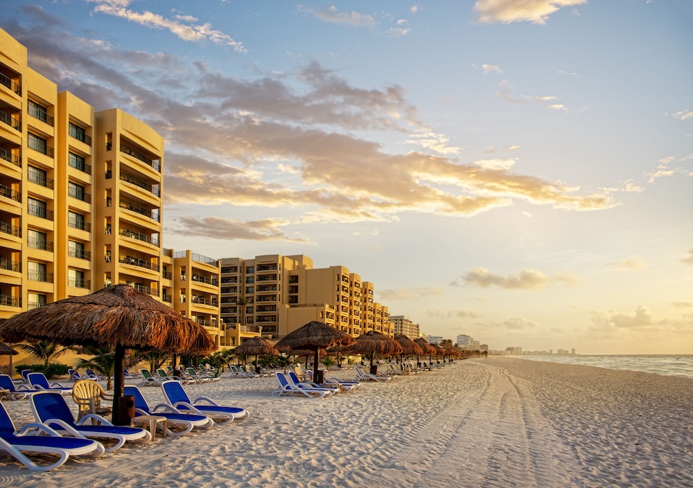 Holiday Inn Club Vacations The Royal Sands by IHG - All inclusive — Beach in Cancun, Quintana Roo