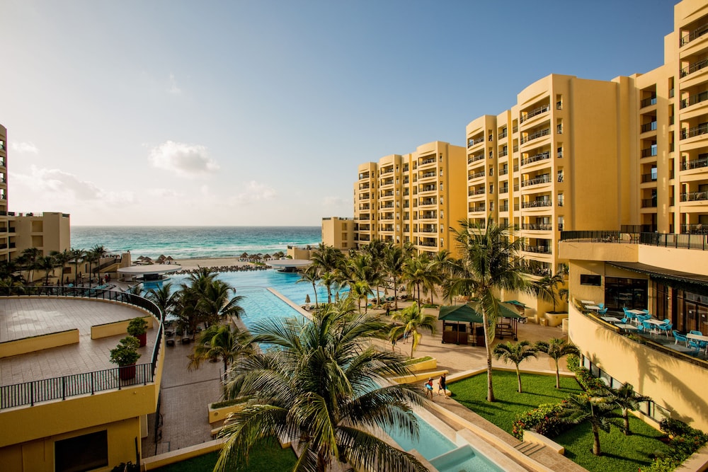 Holiday Inn Club Vacations The Royal Sands by IHG - All inclusive — Swimming pool in Cancun, Quintana Roo