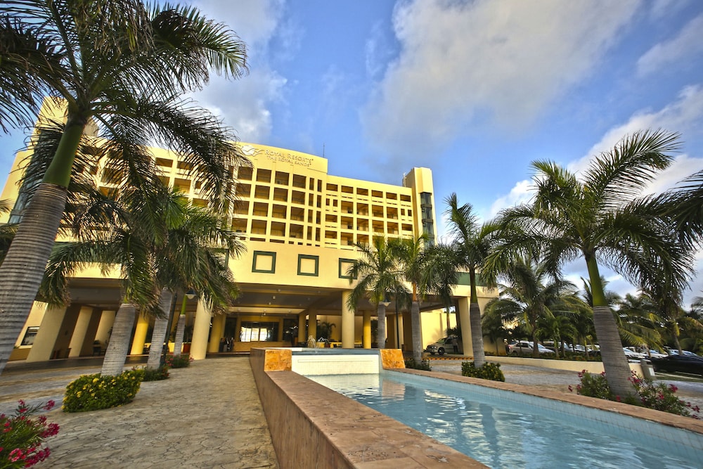 Holiday Inn Club Vacations The Royal Sands by IHG - All inclusive — Hotel building in Cancun, Quintana Roo