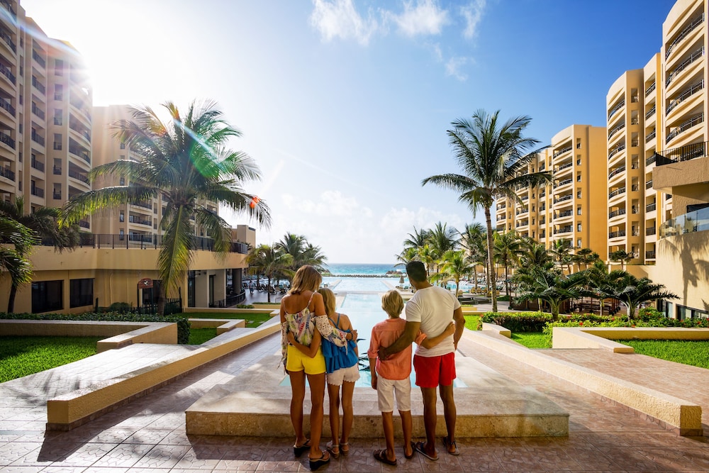 Holiday Inn Club Vacations The Royal Sands by IHG - All inclusive — Swimming pool in Cancun, Quintana Roo