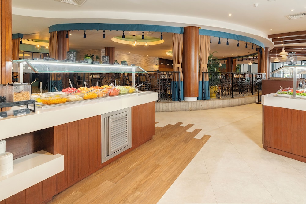 Holiday Inn Club Vacations The Royal Sands by IHG - All inclusive — Restaurant & bars in Cancun, Quintana Roo