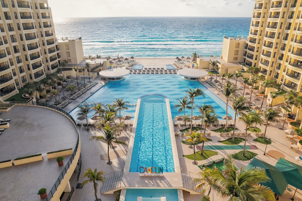 Holiday Inn Club Vacations The Royal Sands by IHG - All inclusive — Swimming pool in Cancun, Quintana Roo