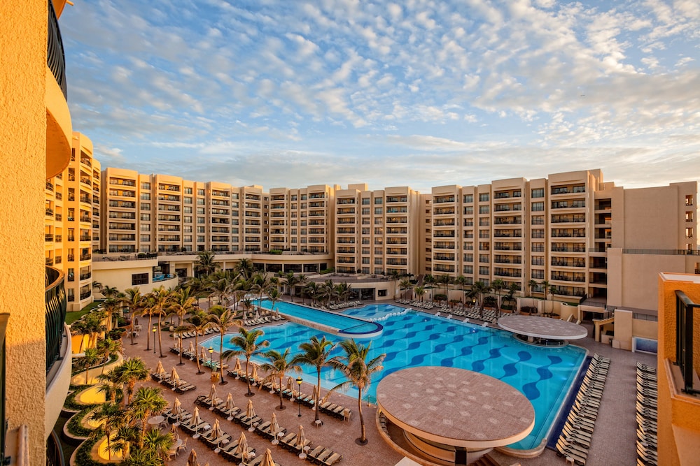 Holiday Inn Club Vacations The Royal Sands by IHG - All inclusive — Swimming pool in Cancun, Quintana Roo
