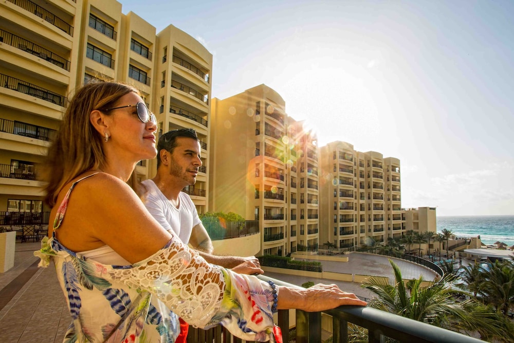Holiday Inn Club Vacations The Royal Sands by IHG - All inclusive — Hotel building in Cancun, Quintana Roo