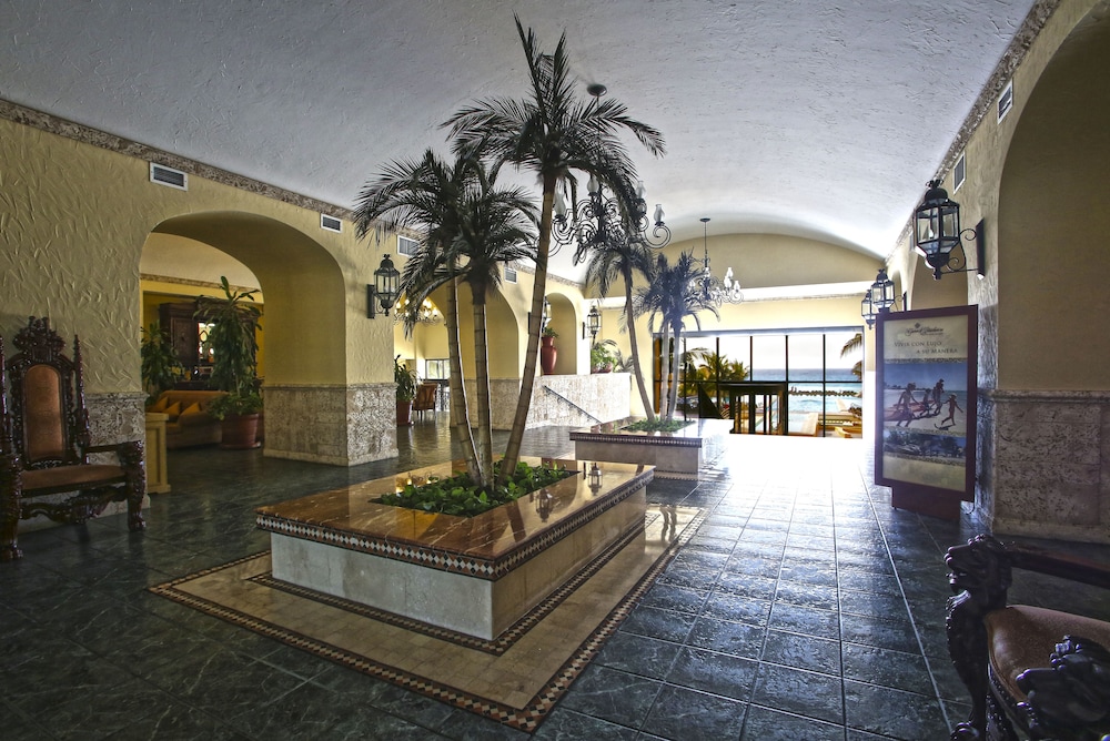 Holiday Inn Club Vacations The Royal Sands by IHG - All inclusive — Hotel building in Cancun, Quintana Roo