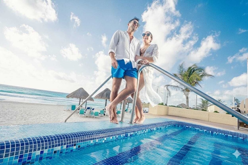 Holiday Inn Club Vacations The Royal Sands by IHG - All inclusive — Swimming pool in Cancun, Quintana Roo