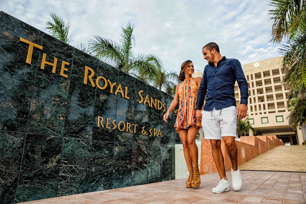 Holiday Inn Club Vacations The Royal Sands by IHG - All inclusive — Hotel building in Cancun, Quintana Roo