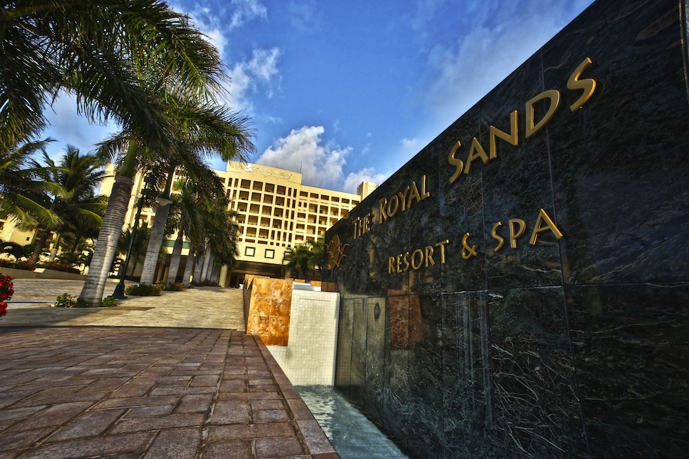 Holiday Inn Club Vacations The Royal Sands by IHG - All inclusive — Hotel building in Cancun, Quintana Roo