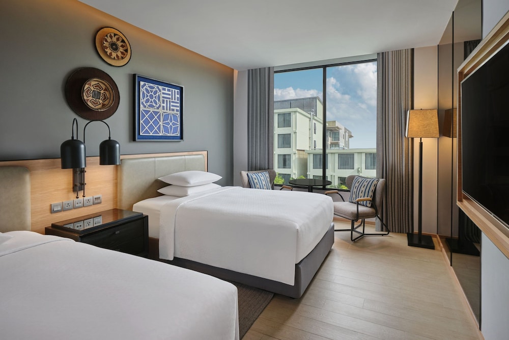 Four Points by Sheraton Phuket Patong Beach Resort — Hotel rooms in Patong Beach, Phuket Province
