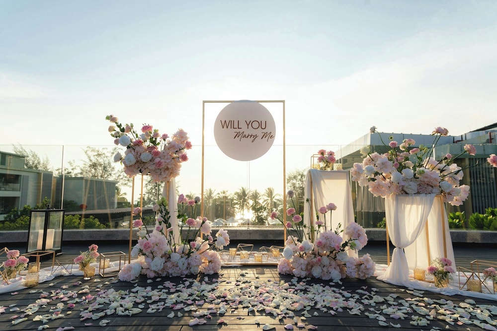 Four Points by Sheraton Phuket Patong Beach Resort — Hotel building in Patong Beach, Phuket Province
