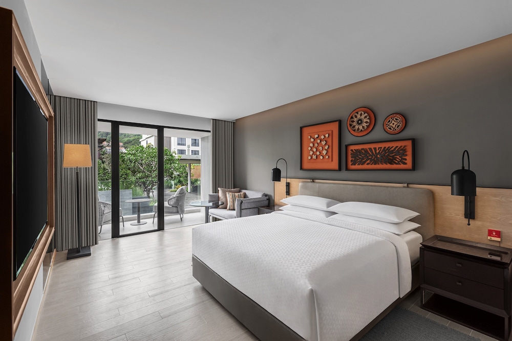 Four Points by Sheraton Phuket Patong Beach Resort — Hotel rooms in Patong Beach, Phuket Province