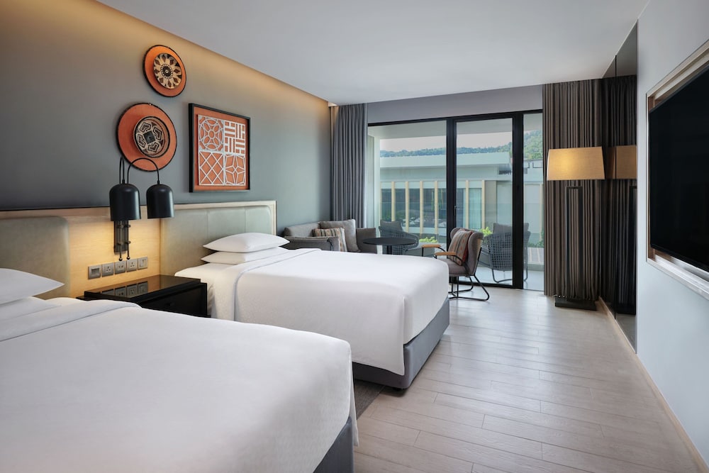 Four Points by Sheraton Phuket Patong Beach Resort — Hotel rooms in Patong Beach, Phuket Province