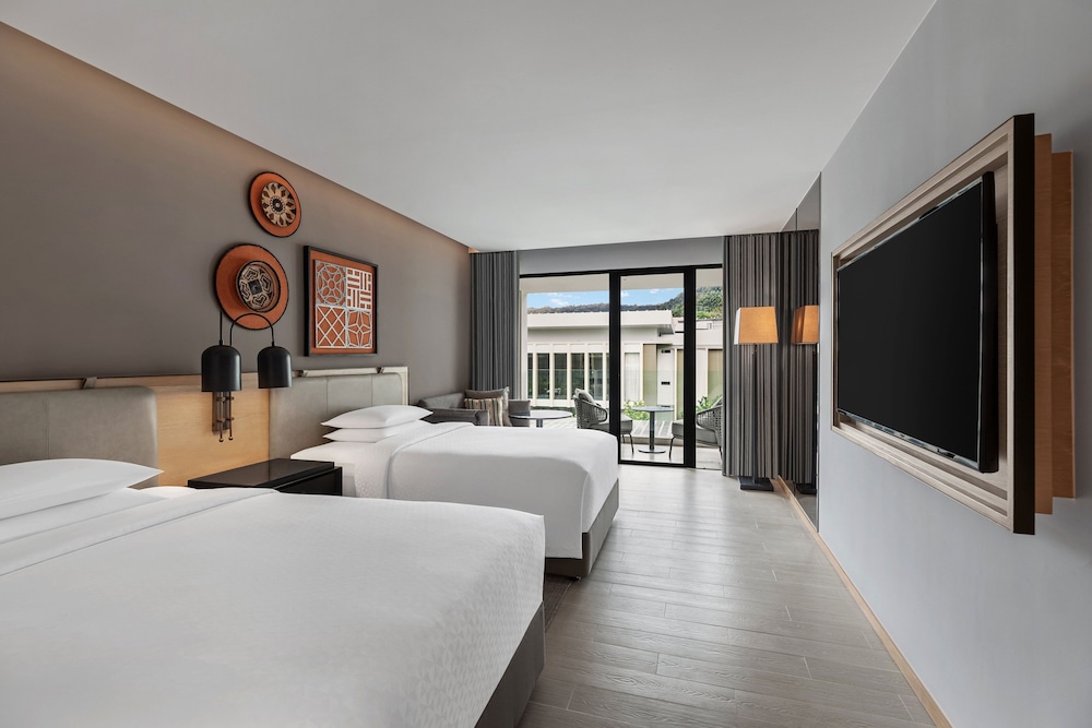 Four Points by Sheraton Phuket Patong Beach Resort — Hotel rooms in Patong Beach, Phuket Province