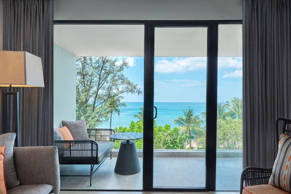 Four Points by Sheraton Phuket Patong Beach Resort — Hotel rooms in Patong Beach, Phuket Province