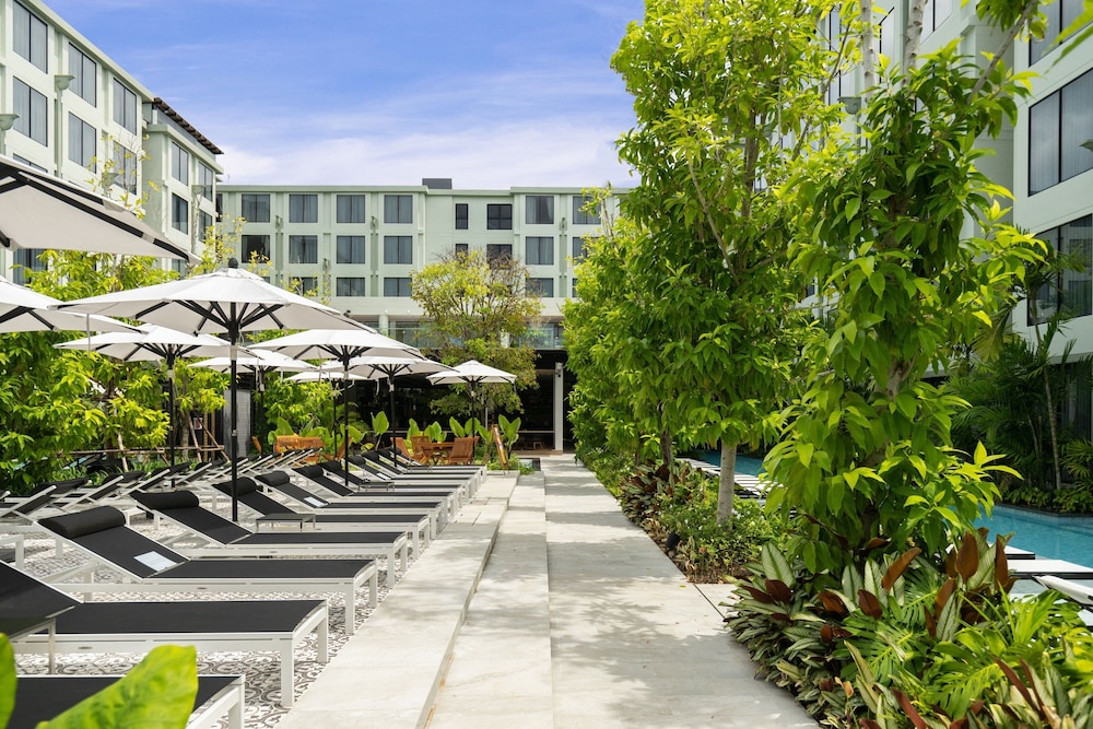 Four Points by Sheraton Phuket Patong Beach Resort — Hotel building in Patong Beach, Phuket Province