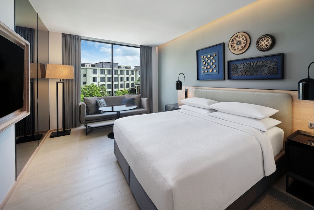 Four Points by Sheraton Phuket Patong Beach Resort — Hotel rooms in Patong Beach, Phuket Province