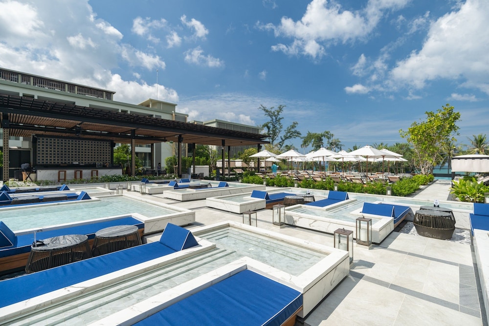Four Points by Sheraton Phuket Patong Beach Resort — Restaurant & bars in Patong Beach, Phuket Province