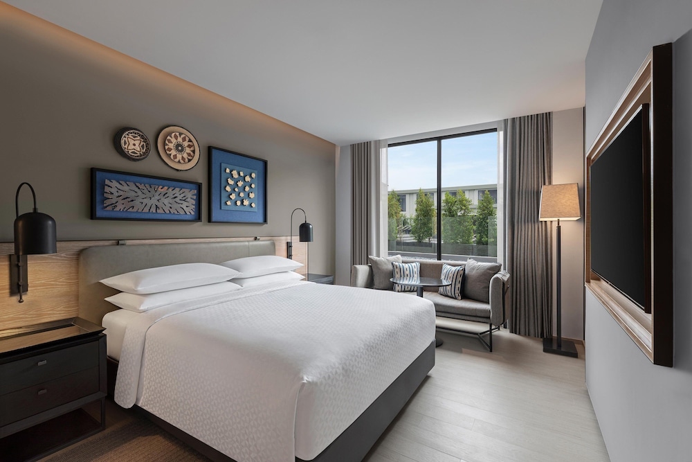 Four Points by Sheraton Phuket Patong Beach Resort — Hotel rooms in Patong Beach, Phuket Province