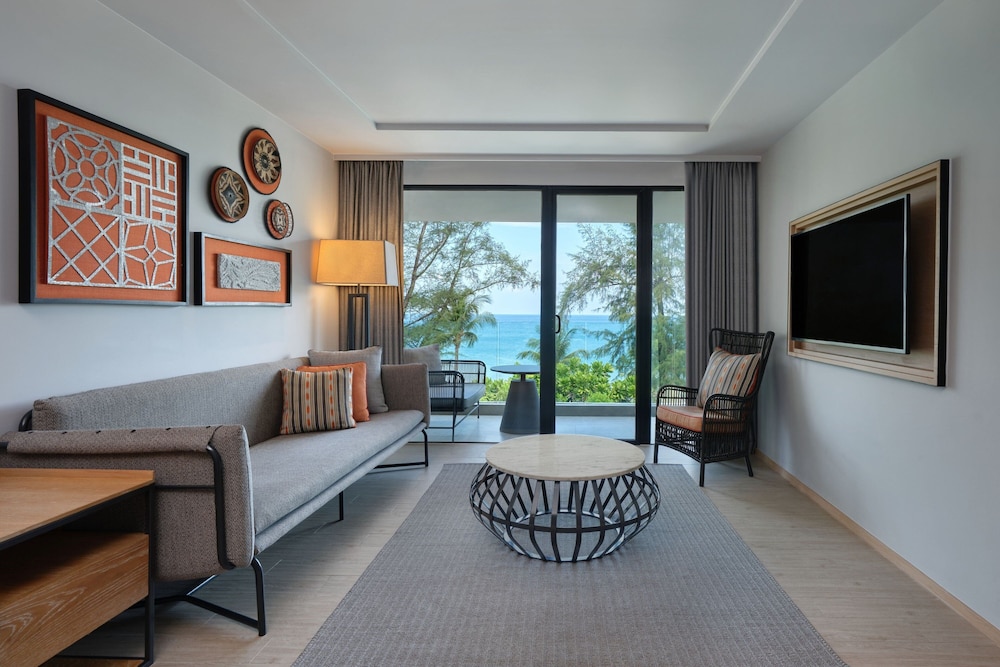 Four Points by Sheraton Phuket Patong Beach Resort — Hotel rooms in Patong Beach, Phuket Province