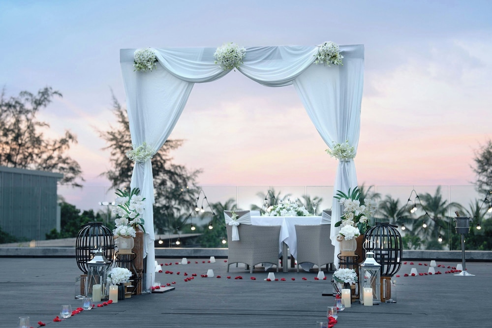 Four Points by Sheraton Phuket Patong Beach Resort — Hotel building in Patong Beach, Phuket Province
