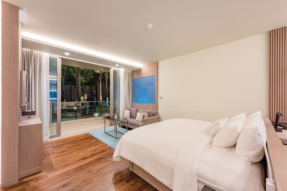 Oceanfront Beach Resort — Hotel rooms in Patong Beach, Phuket Province