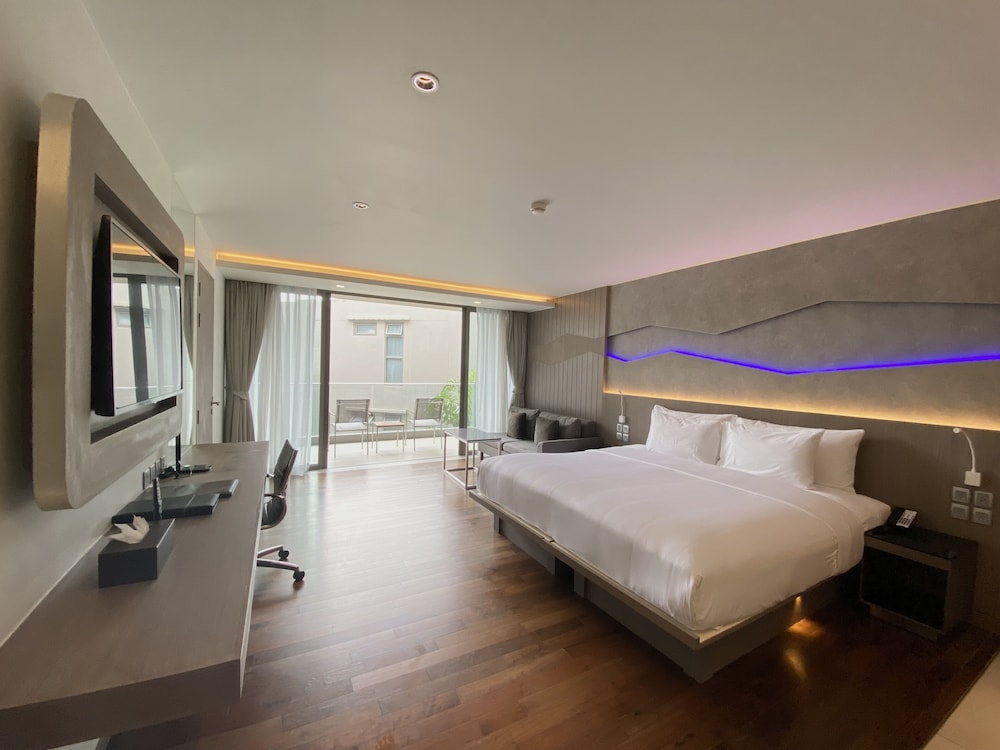 Oceanfront Beach Resort — Hotel rooms in Patong Beach, Phuket Province