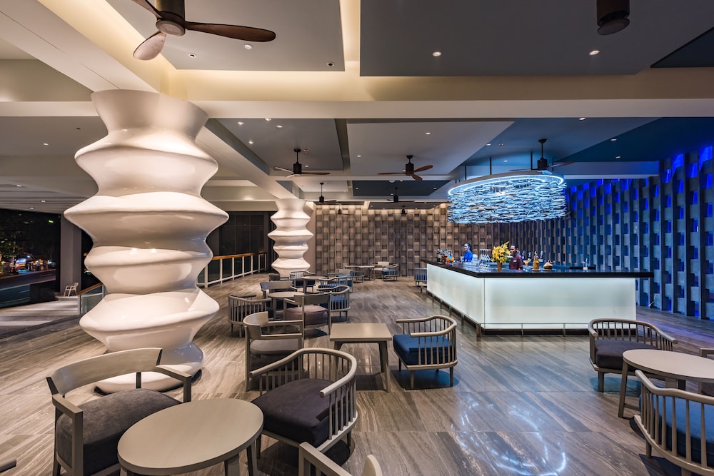 Oceanfront Beach Resort — Restaurant & bars in Patong Beach, Phuket Province