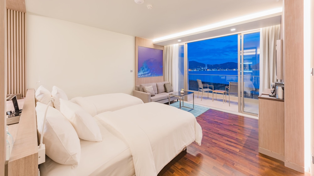 Oceanfront Beach Resort — Hotel rooms in Patong Beach, Phuket Province
