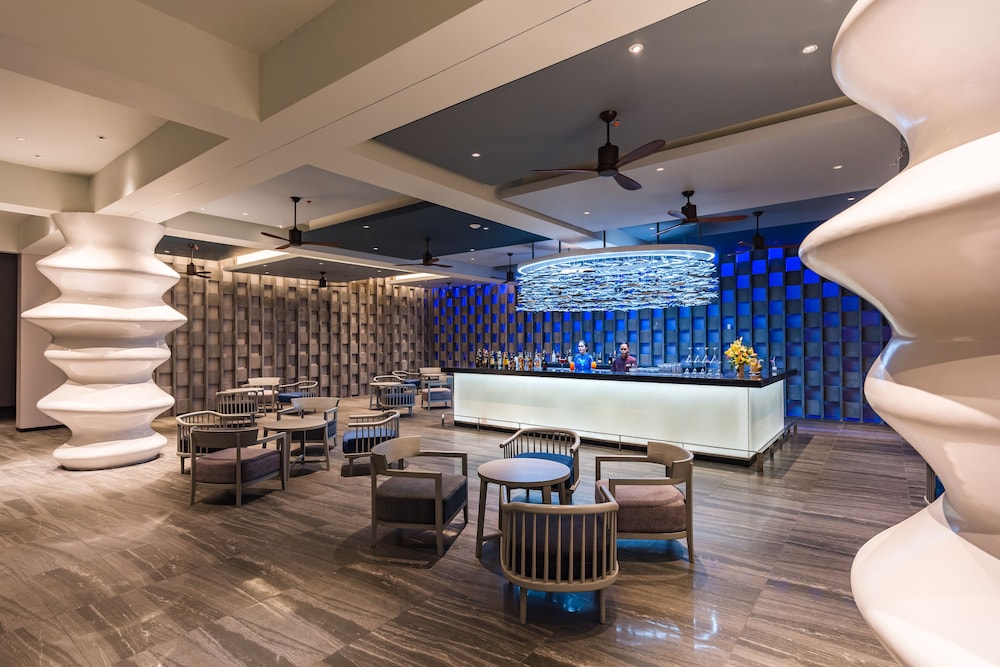 Oceanfront Beach Resort — Restaurant & bars in Patong Beach, Phuket Province