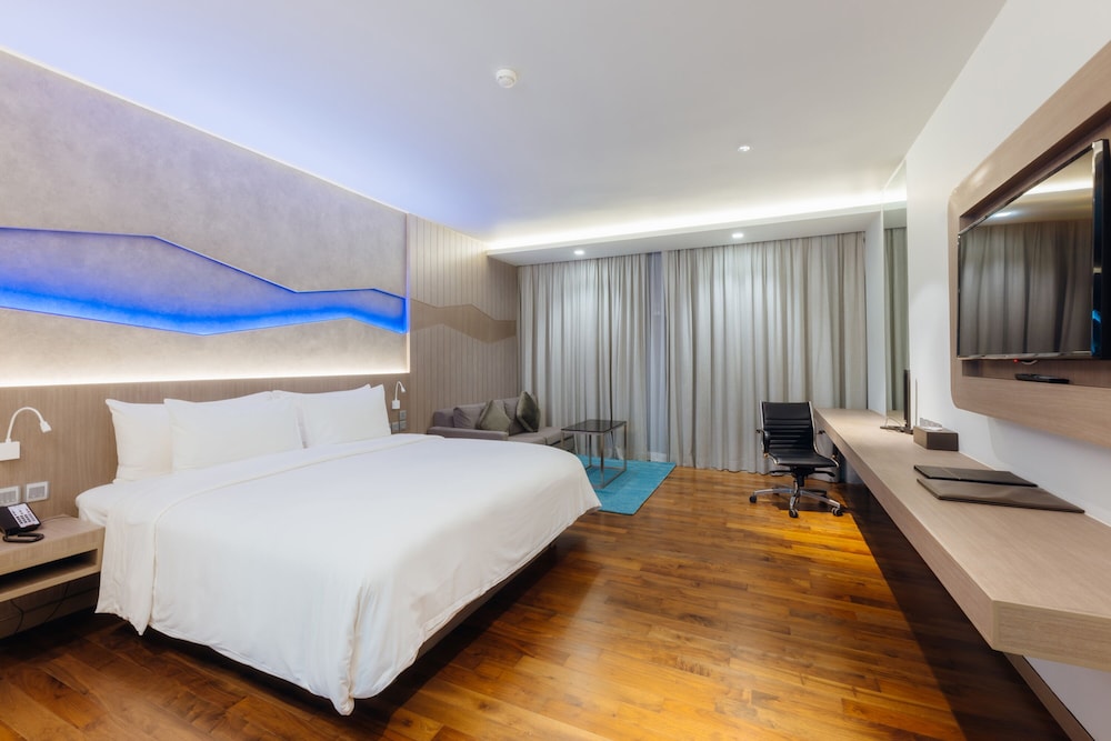 Oceanfront Beach Resort — Hotel rooms in Patong Beach, Phuket Province