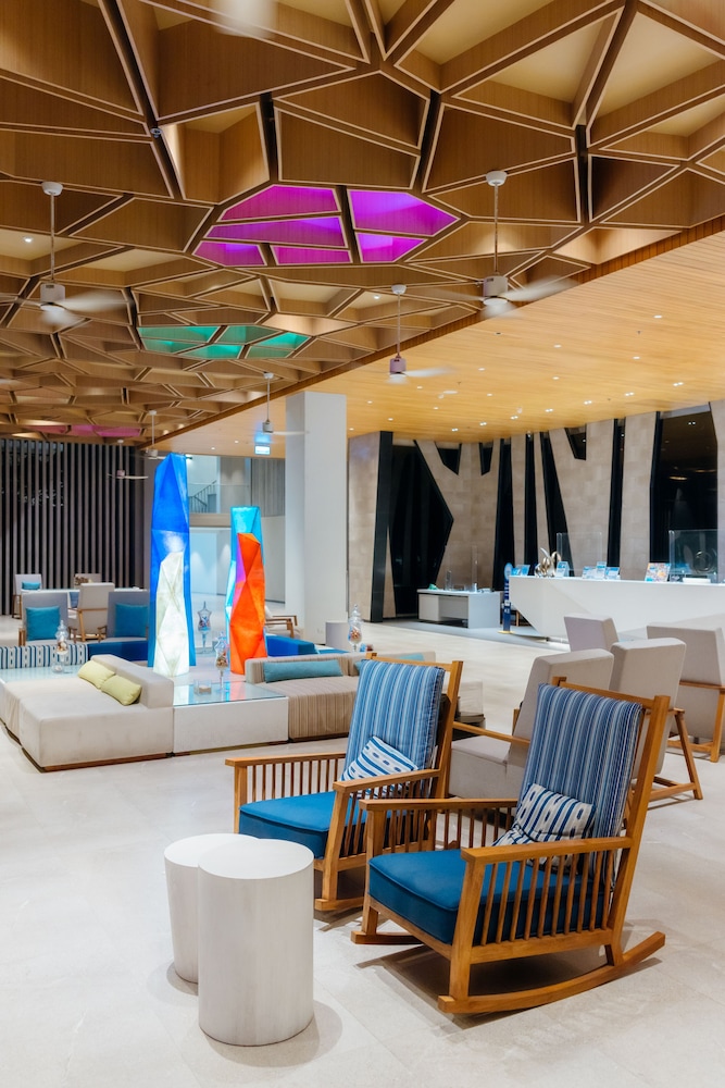 Oceanfront Beach Resort — Hotel building in Patong Beach, Phuket Province