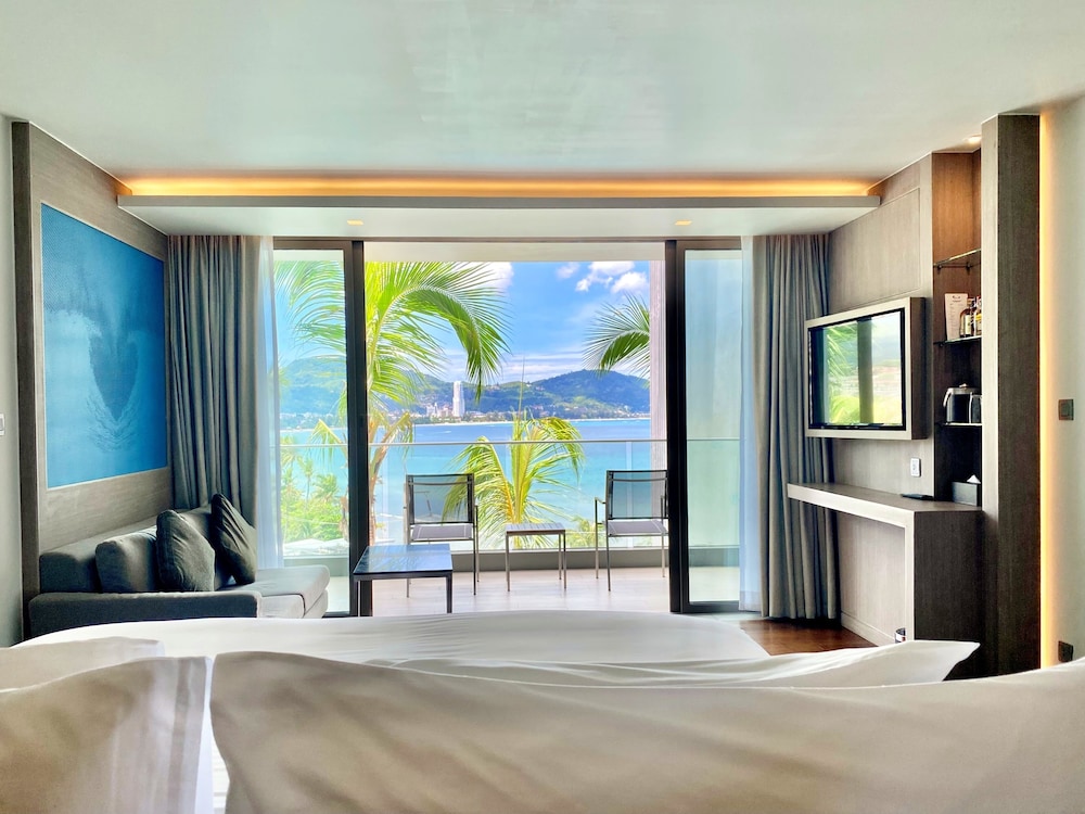 Oceanfront Beach Resort — Hotel rooms in Patong Beach, Phuket Province