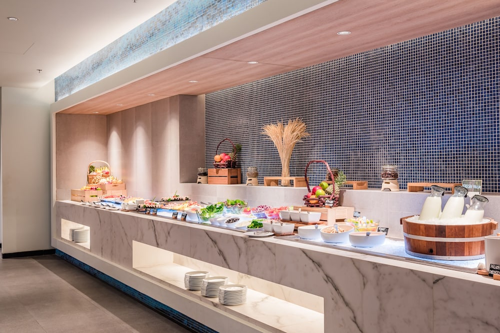 Oceanfront Beach Resort — Restaurant & bars in Patong Beach, Phuket Province