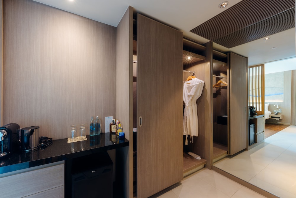 Oceanfront Beach Resort — Hotel rooms in Patong Beach, Phuket Province