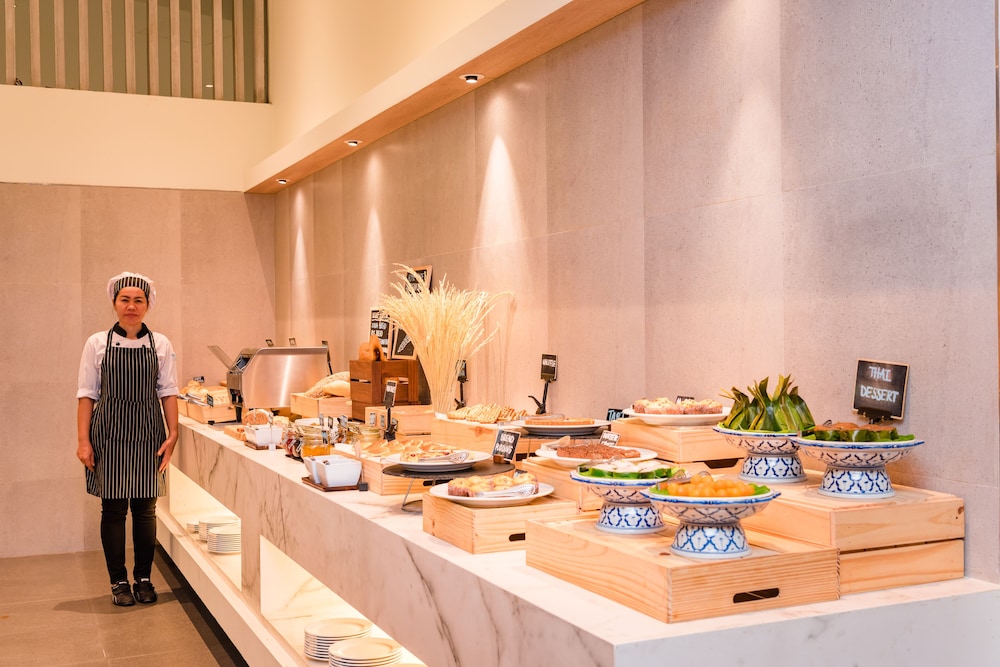 Oceanfront Beach Resort — Restaurant & bars in Patong Beach, Phuket Province