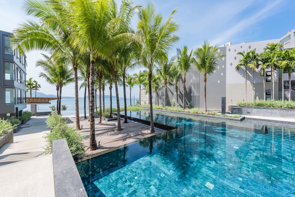 Oceanfront Beach Resort — Swimming pool in Patong Beach, Phuket Province