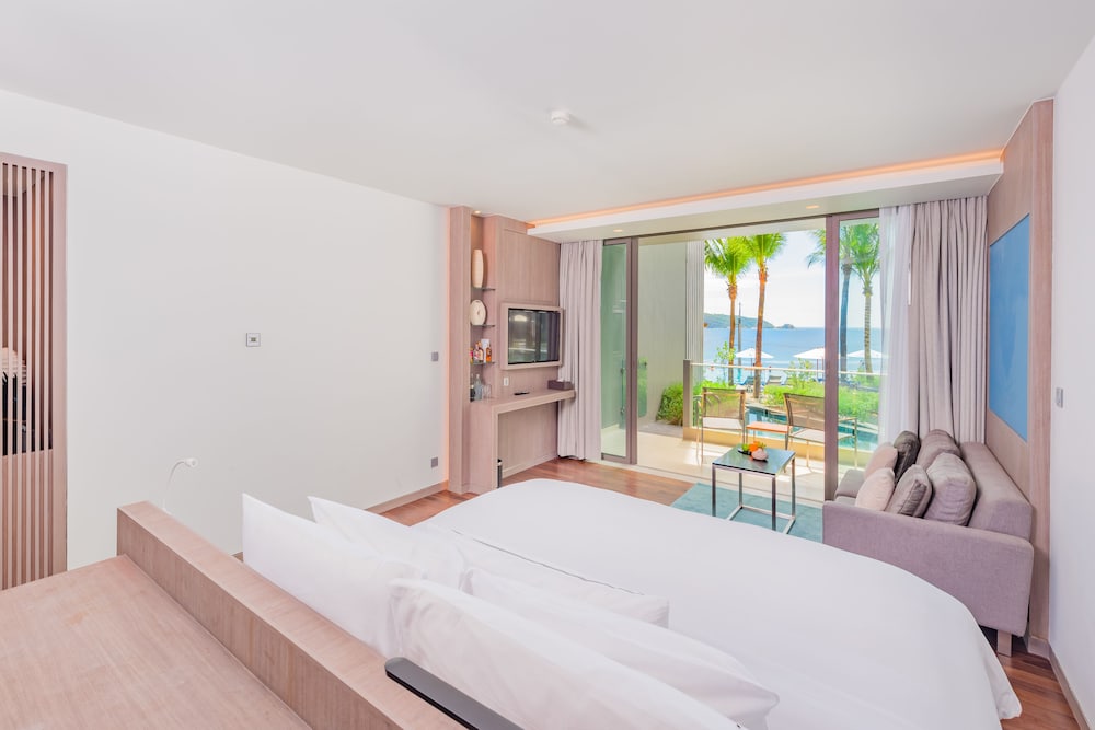 Oceanfront Beach Resort — Hotel rooms in Patong Beach, Phuket Province