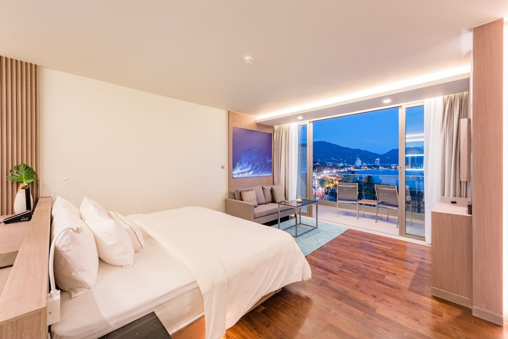 Oceanfront Beach Resort — Hotel rooms in Patong Beach, Phuket Province
